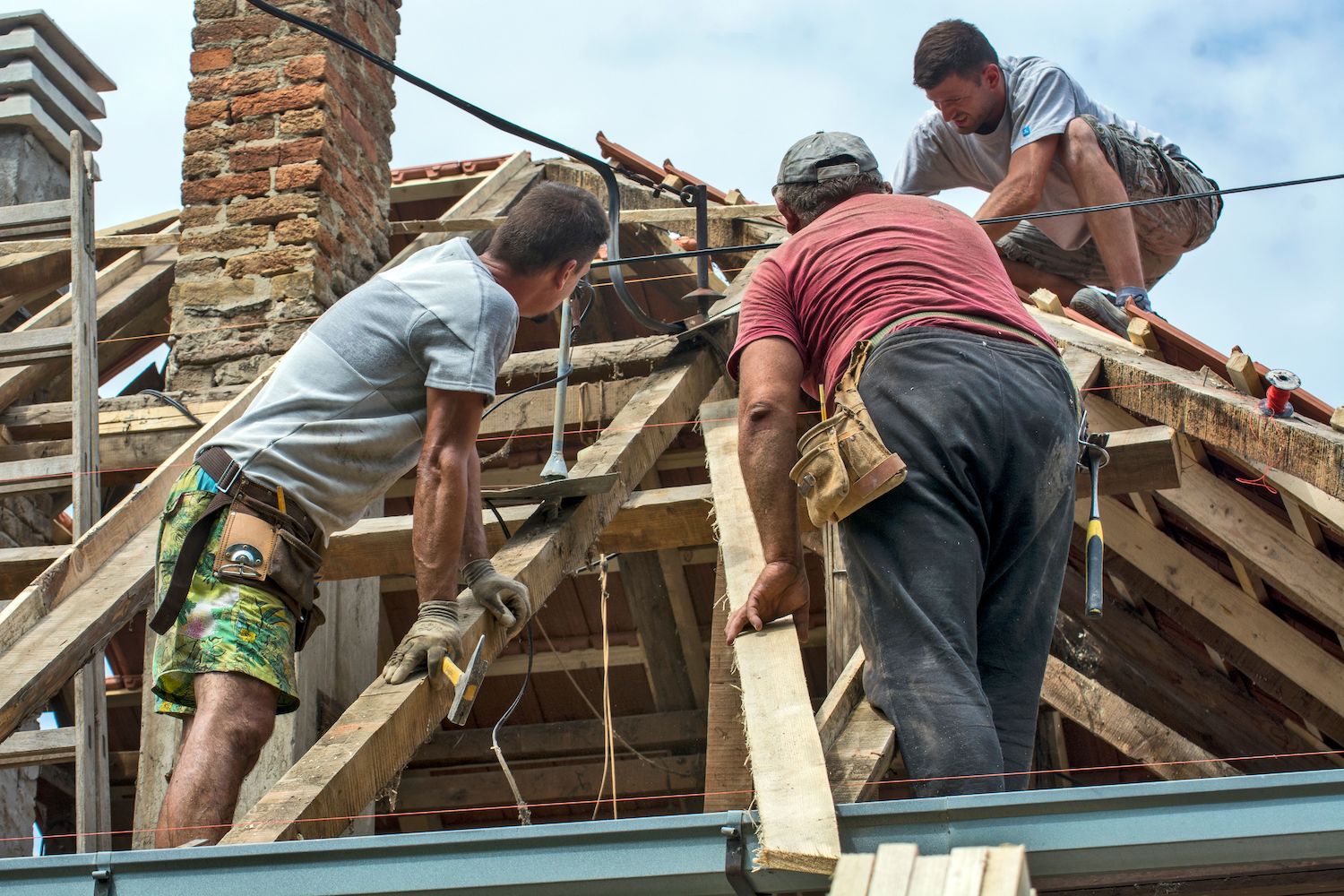 Work on the roof of the house